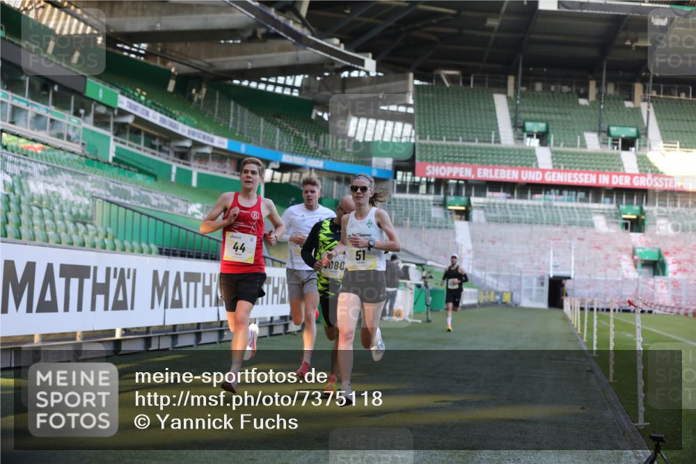 06.10.2024 - 19. swb-Marathon Bremen Yannick Fuchs http://msf.ph/oto/7375118 06.10.2024 10:16:43 Laufen im Stadion 44, 51, 7498, 8080, 8211, 8559, 8600 meine-sportfotos.de