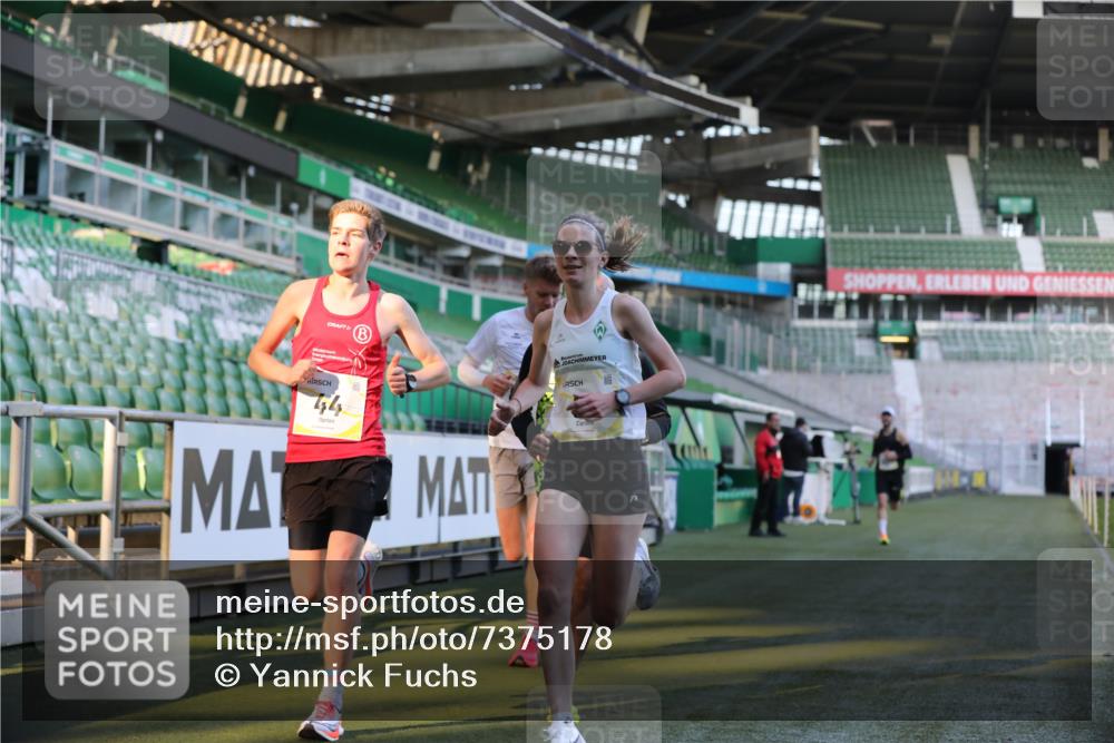 06.10.2024 - 19. swb-Marathon Bremen Yannick Fuchs http://msf.ph/oto/7375178 06.10.2024 10:16:44 Laufen im Stadion 44, 51, 7498, 8080, 8211, 8559, 8600 meine-sportfotos.de