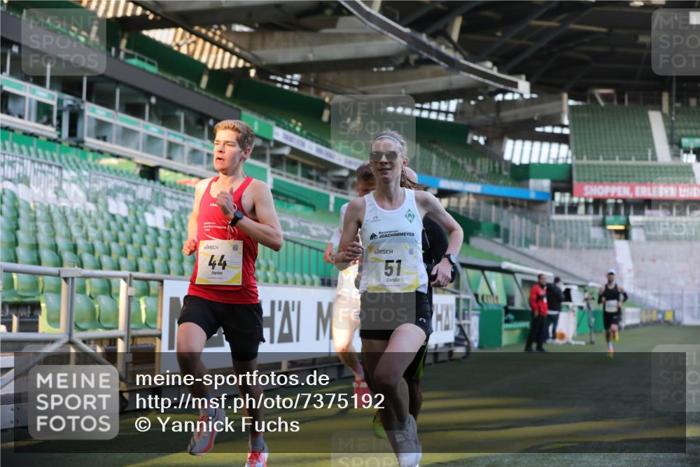 06.10.2024 - 19. swb-Marathon Bremen Yannick Fuchs http://msf.ph/oto/7375192 06.10.2024 10:16:44 Laufen im Stadion 44, 51, 7498, 8080, 8211, 8559, 8600 meine-sportfotos.de