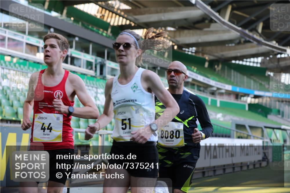 06.10.2024 - 19. swb-Marathon Bremen Yannick Fuchs http://msf.ph/oto/7375241 06.10.2024 10:16:44 Laufen im Stadion 44, 51, 7498, 8080, 8211, 8559, 8600 meine-sportfotos.de