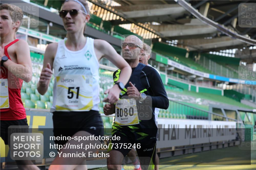 06.10.2024 - 19. swb-Marathon Bremen Yannick Fuchs http://msf.ph/oto/7375246 06.10.2024 10:16:44 Laufen im Stadion 44, 51, 7498, 8080, 8211, 8559, 8600 meine-sportfotos.de