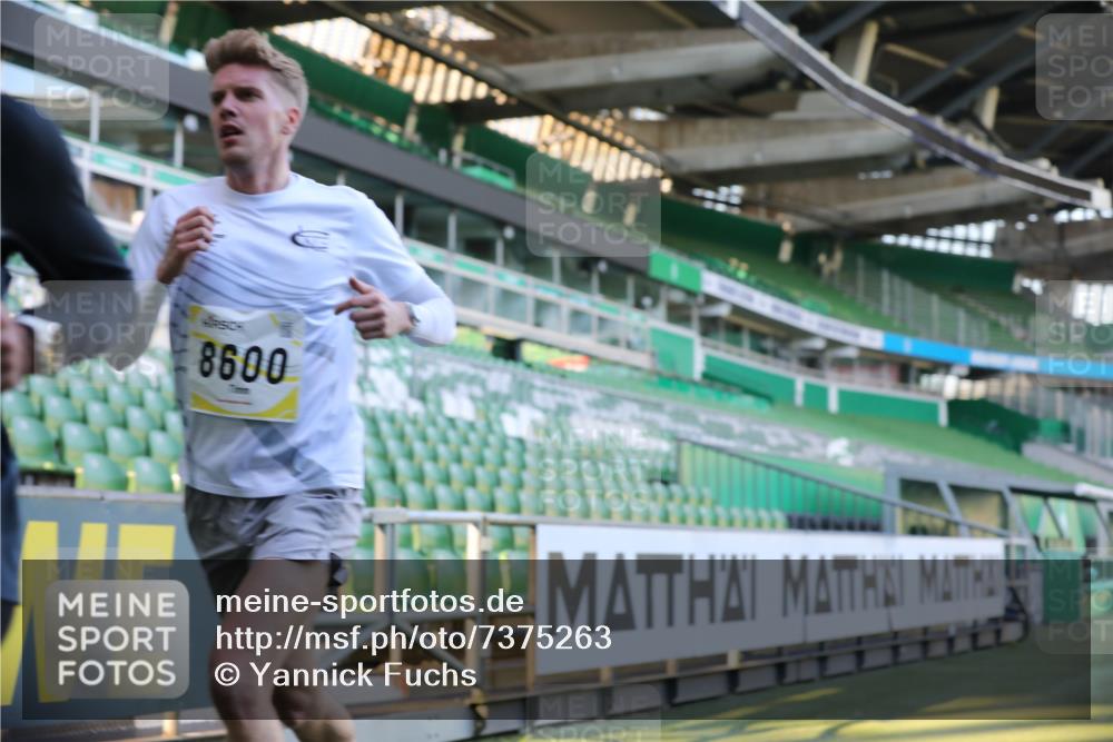 06.10.2024 - 19. swb-Marathon Bremen Yannick Fuchs http://msf.ph/oto/7375263 06.10.2024 10:16:45 Laufen im Stadion 44, 51, 7498, 8080, 8211, 8559, 8600 meine-sportfotos.de