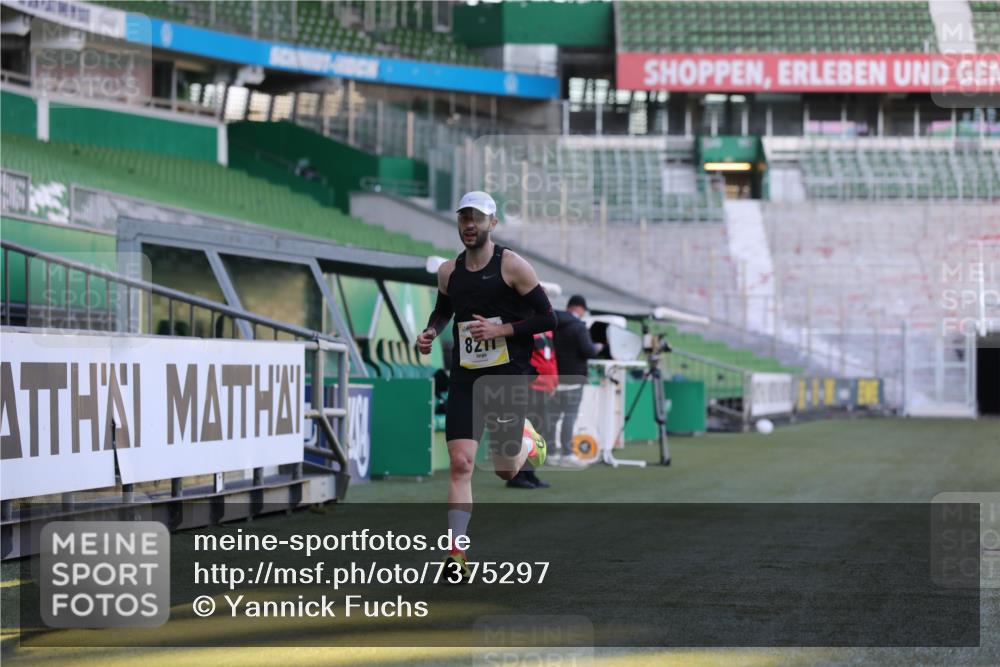 06.10.2024 - 19. swb-Marathon Bremen Yannick Fuchs http://msf.ph/oto/7375297 06.10.2024 10:16:46 Laufen im Stadion 44, 51, 7498, 8080, 8211, 8559, 8600 meine-sportfotos.de
