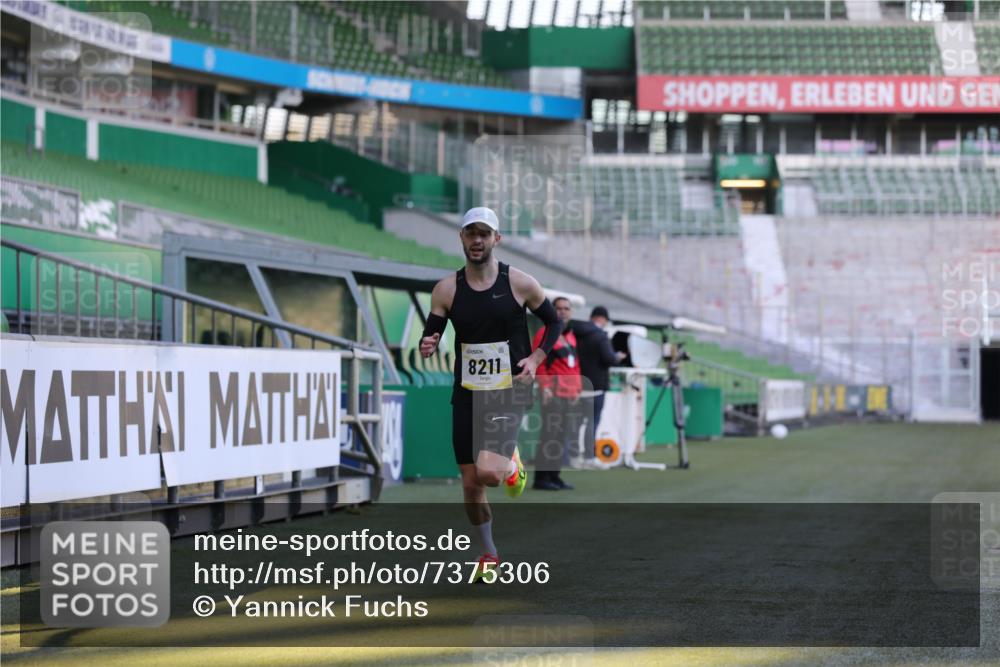 06.10.2024 - 19. swb-Marathon Bremen Yannick Fuchs http://msf.ph/oto/7375306 06.10.2024 10:16:46 Laufen im Stadion 44, 51, 7498, 8080, 8211, 8559, 8600 meine-sportfotos.de