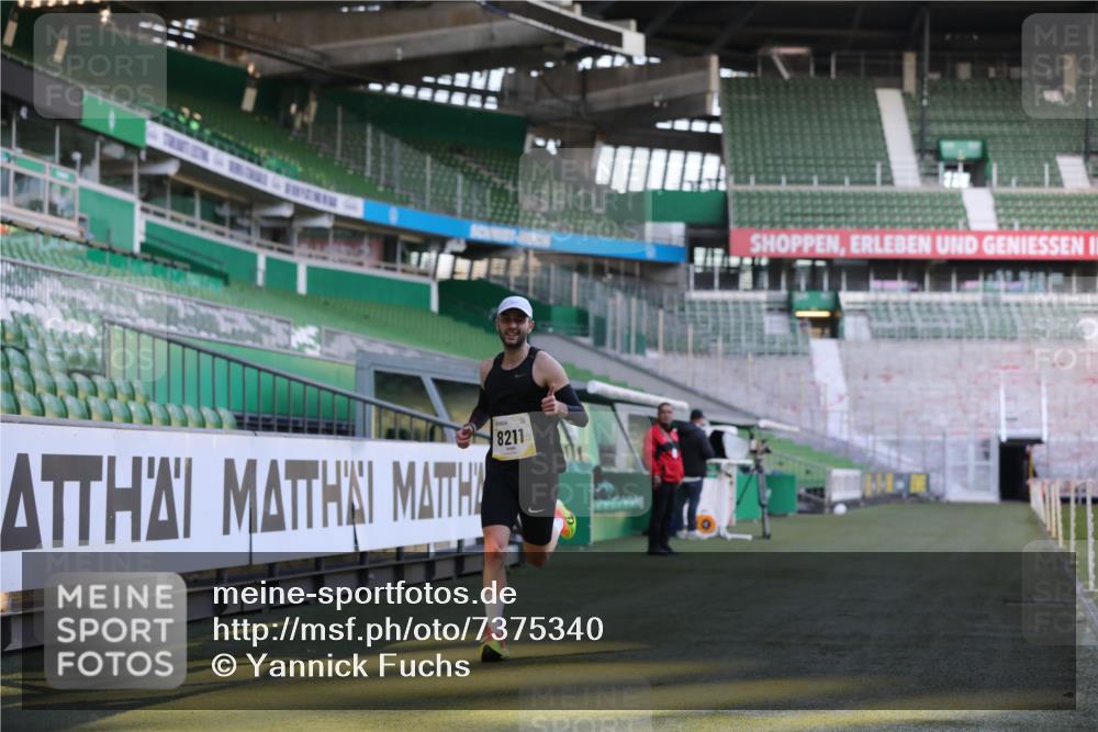 06.10.2024 - 19. swb-Marathon Bremen Yannick Fuchs http://msf.ph/oto/7375340 06.10.2024 10:16:47 Laufen im Stadion 44, 51, 7498, 8080, 8211, 8559, 8600 meine-sportfotos.de