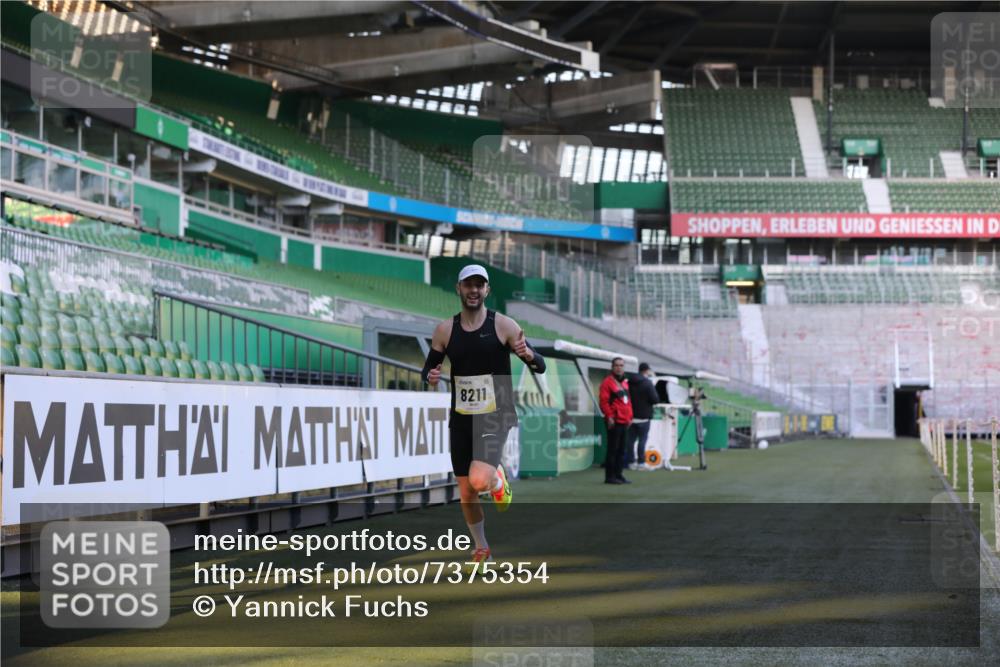 06.10.2024 - 19. swb-Marathon Bremen Yannick Fuchs http://msf.ph/oto/7375354 06.10.2024 10:16:47 Laufen im Stadion 44, 51, 7498, 8080, 8211, 8559, 8600 meine-sportfotos.de