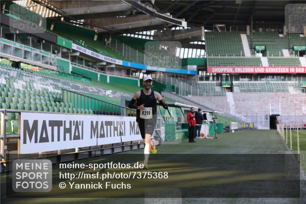 06.10.2024 - 19. swb-Marathon Bremen Yannick Fuchs http://msf.ph/oto/7375368 06.10.2024 10:16:47 Laufen im Stadion 44, 51, 7498, 8080, 8211, 8559, 8600 meine-sportfotos.de