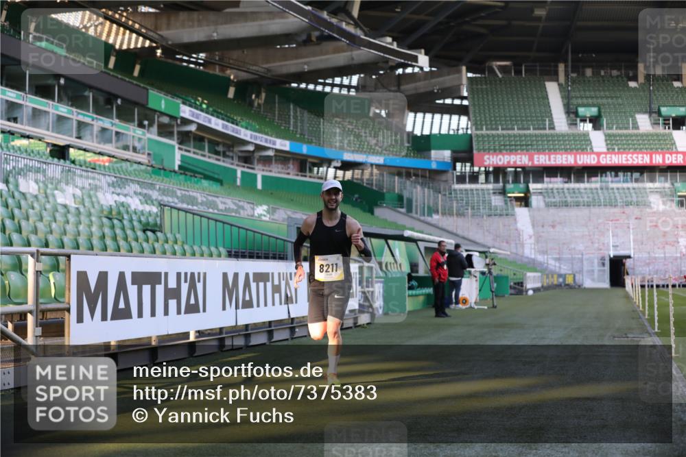 06.10.2024 - 19. swb-Marathon Bremen Yannick Fuchs http://msf.ph/oto/7375383 06.10.2024 10:16:47 Laufen im Stadion 44, 51, 7498, 8080, 8211, 8559, 8600 meine-sportfotos.de