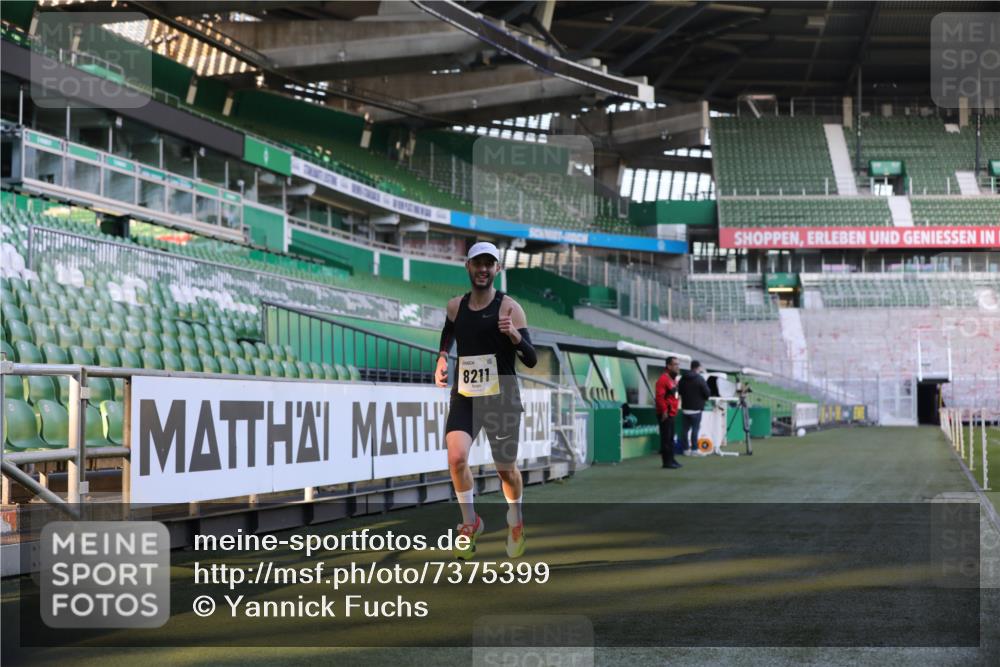 06.10.2024 - 19. swb-Marathon Bremen Yannick Fuchs http://msf.ph/oto/7375399 06.10.2024 10:16:48 Laufen im Stadion 44, 51, 7498, 8080, 8211, 8559, 8600 meine-sportfotos.de