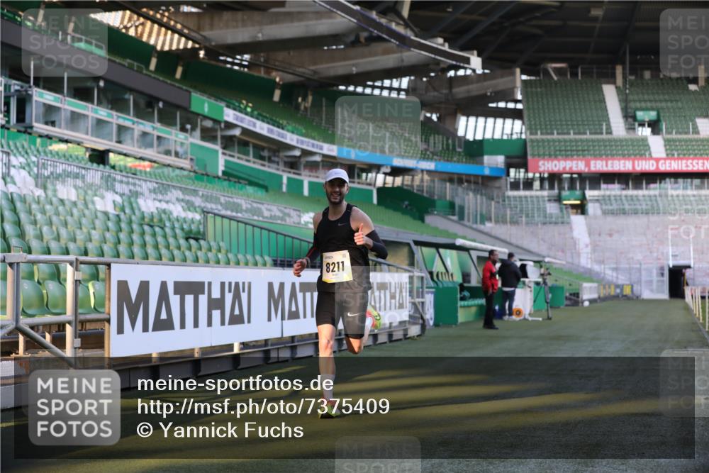 06.10.2024 - 19. swb-Marathon Bremen Yannick Fuchs http://msf.ph/oto/7375409 06.10.2024 10:16:48 Laufen im Stadion 44, 51, 7498, 8080, 8211, 8559, 8600 meine-sportfotos.de
