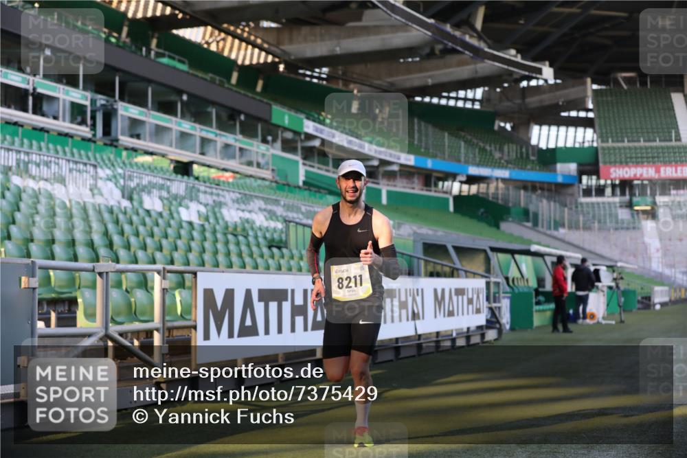 06.10.2024 - 19. swb-Marathon Bremen Yannick Fuchs http://msf.ph/oto/7375429 06.10.2024 10:16:48 Laufen im Stadion 44, 51, 7498, 8080, 8211, 8559, 8600 meine-sportfotos.de