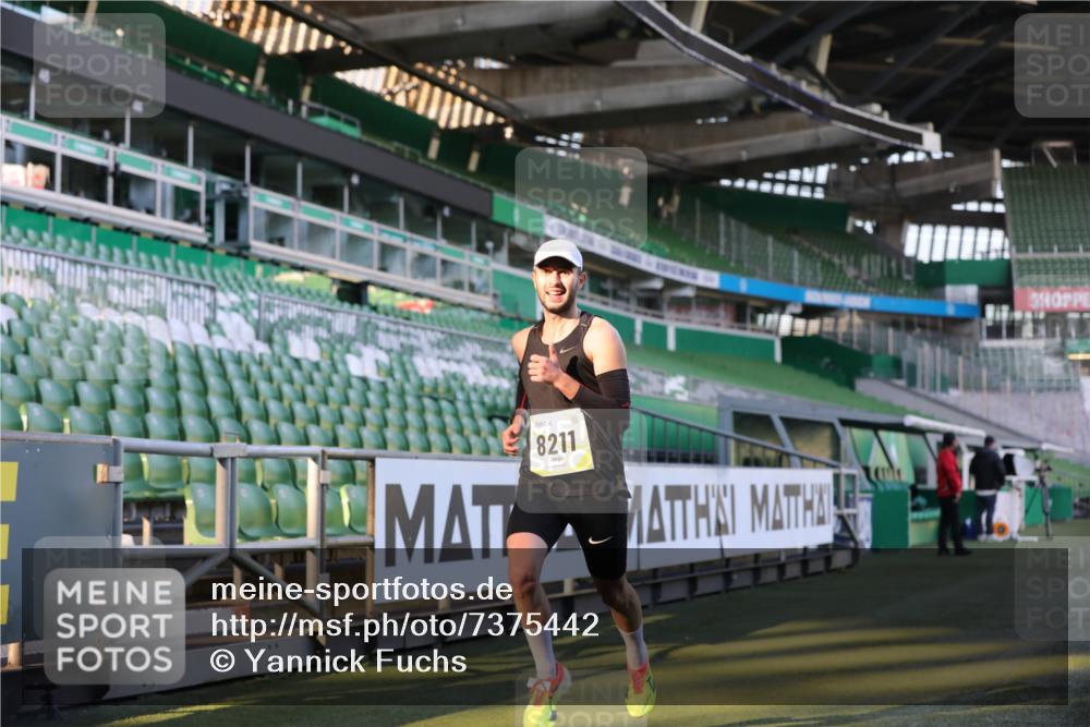 06.10.2024 - 19. swb-Marathon Bremen Yannick Fuchs http://msf.ph/oto/7375442 06.10.2024 10:16:48 Laufen im Stadion 44, 51, 7498, 8080, 8211, 8559, 8600 meine-sportfotos.de