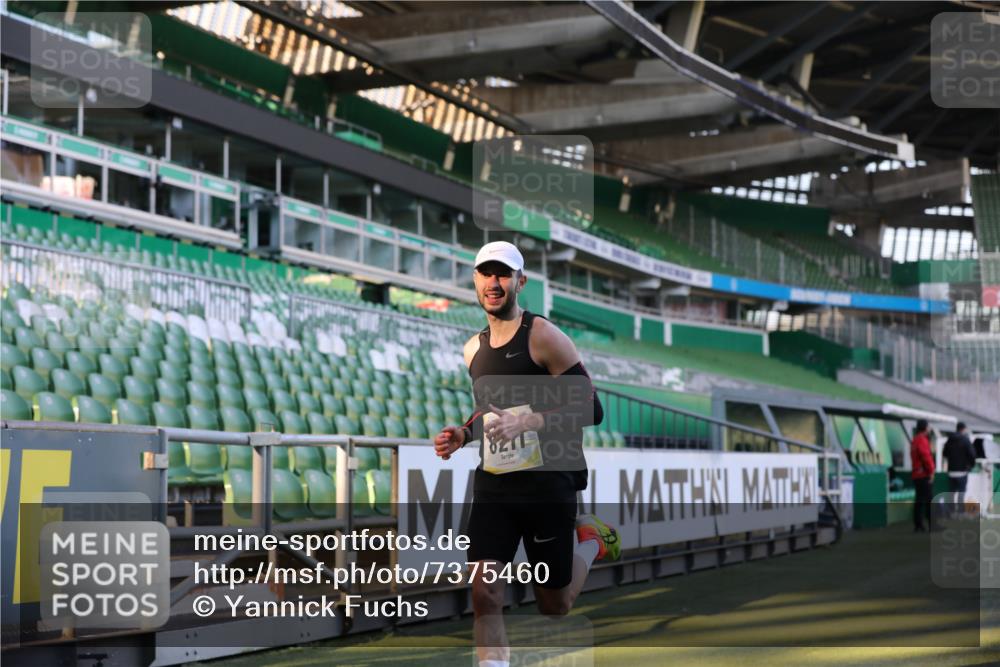 06.10.2024 - 19. swb-Marathon Bremen Yannick Fuchs http://msf.ph/oto/7375460 06.10.2024 10:16:48 Laufen im Stadion 44, 51, 7498, 8080, 8211, 8559, 8600 meine-sportfotos.de
