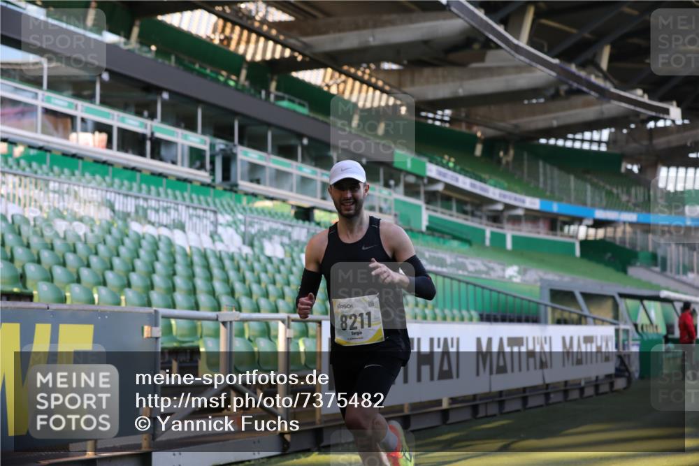 06.10.2024 - 19. swb-Marathon Bremen Yannick Fuchs http://msf.ph/oto/7375482 06.10.2024 10:16:49 Laufen im Stadion 44, 51, 7498, 8080, 8211, 8559, 8600 meine-sportfotos.de