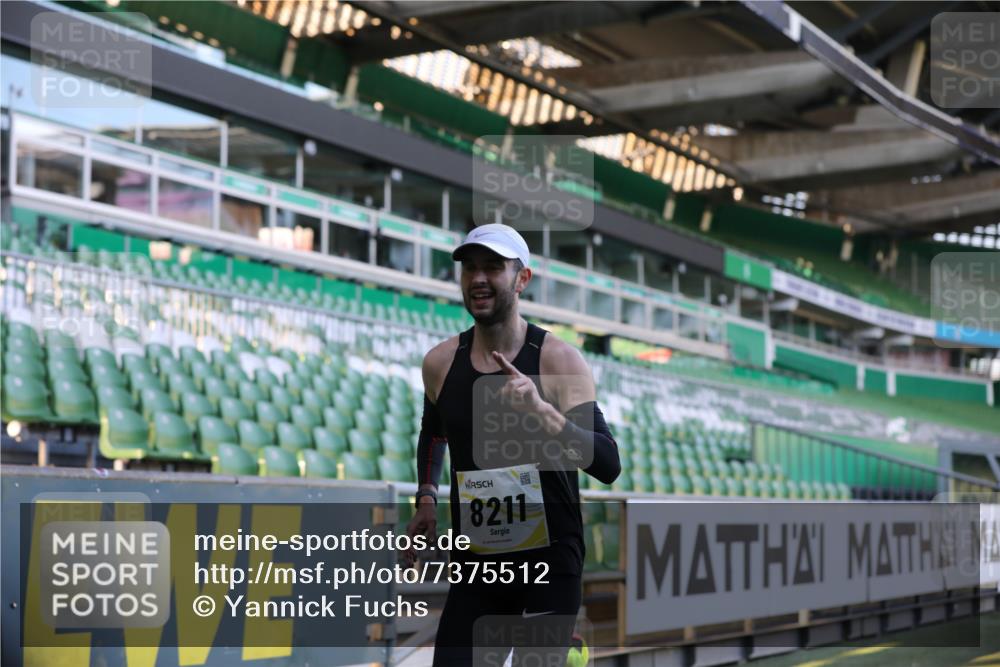 06.10.2024 - 19. swb-Marathon Bremen Yannick Fuchs http://msf.ph/oto/7375512 06.10.2024 10:16:49 Laufen im Stadion 44, 51, 7498, 8080, 8211, 8559, 8600 meine-sportfotos.de