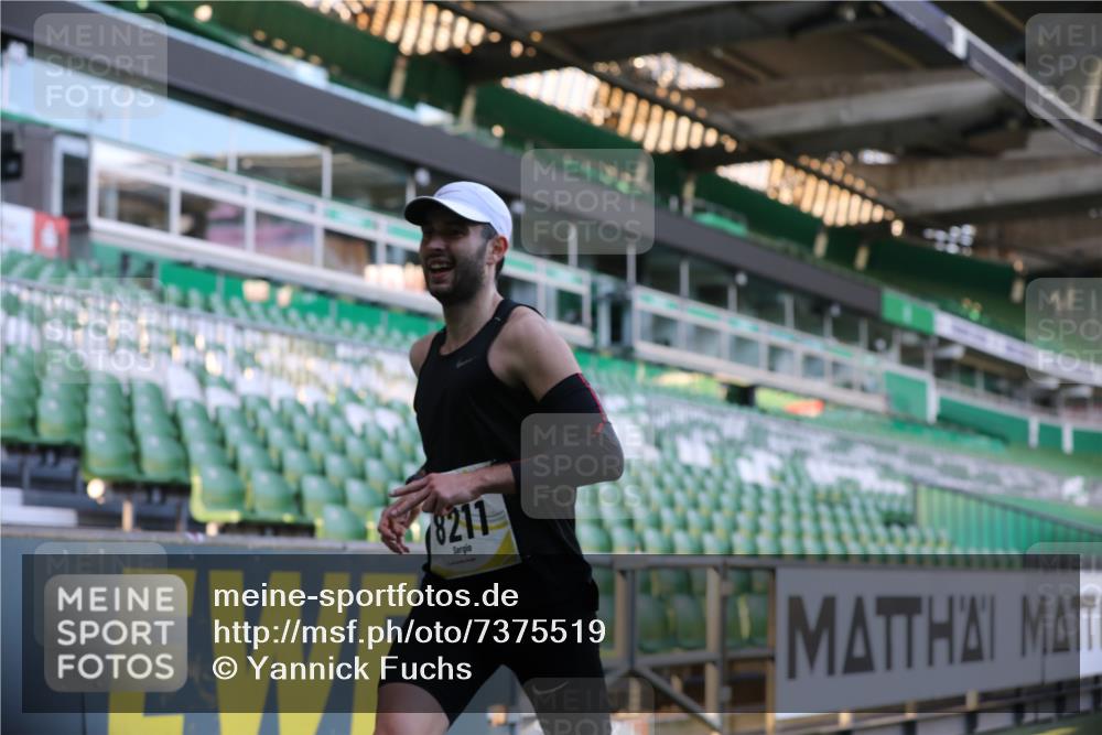 06.10.2024 - 19. swb-Marathon Bremen Yannick Fuchs http://msf.ph/oto/7375519 06.10.2024 10:16:49 Laufen im Stadion 44, 51, 7498, 8080, 8211, 8559, 8600 meine-sportfotos.de