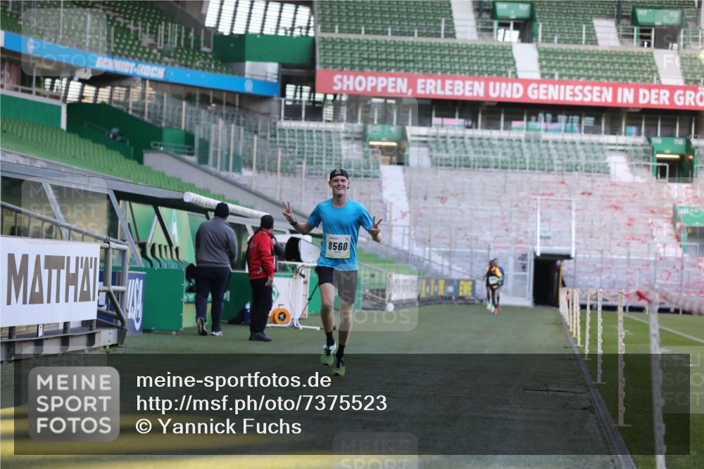 06.10.2024 - 19. swb-Marathon Bremen Yannick Fuchs http://msf.ph/oto/7375523 06.10.2024 10:17:12 Laufen im Stadion 44, 51, 8080, 8211, 8560, 8600 meine-sportfotos.de