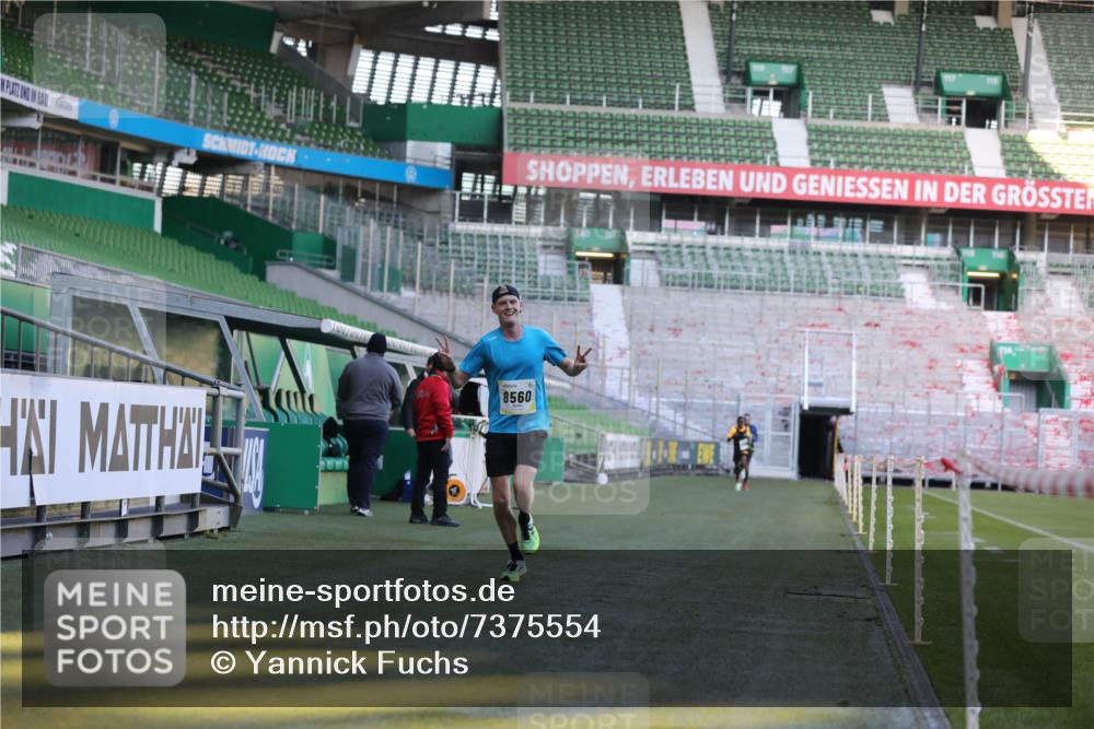 06.10.2024 - 19. swb-Marathon Bremen Yannick Fuchs http://msf.ph/oto/7375554 06.10.2024 10:17:13 Laufen im Stadion 44, 51, 8080, 8211, 8560, 8600 meine-sportfotos.de