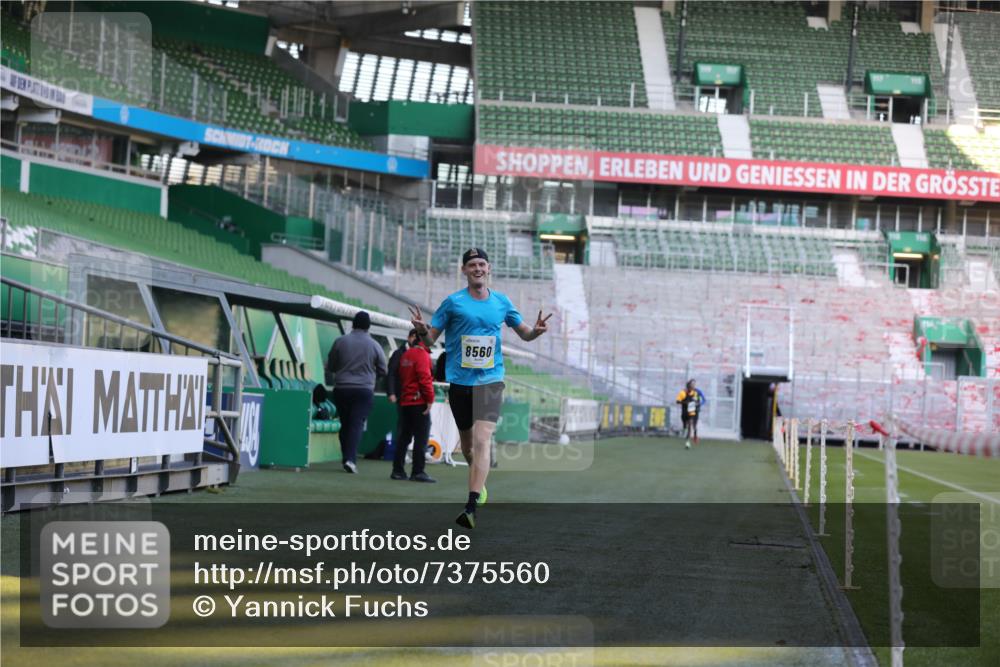 06.10.2024 - 19. swb-Marathon Bremen Yannick Fuchs http://msf.ph/oto/7375560 06.10.2024 10:17:13 Laufen im Stadion 44, 51, 8080, 8211, 8560, 8600 meine-sportfotos.de