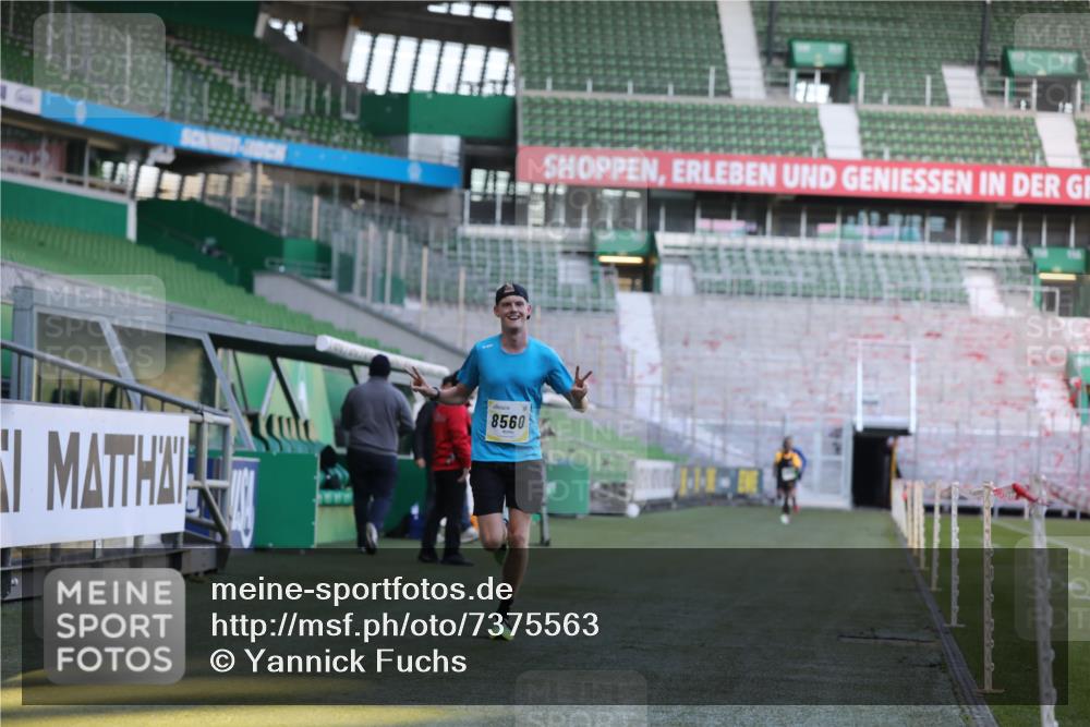 06.10.2024 - 19. swb-Marathon Bremen Yannick Fuchs http://msf.ph/oto/7375563 06.10.2024 10:17:13 Laufen im Stadion 44, 51, 8080, 8211, 8560, 8600 meine-sportfotos.de