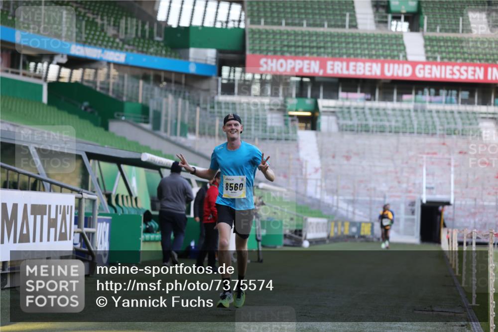 06.10.2024 - 19. swb-Marathon Bremen Yannick Fuchs http://msf.ph/oto/7375574 06.10.2024 10:17:13 Laufen im Stadion 44, 51, 8080, 8211, 8560, 8600 meine-sportfotos.de