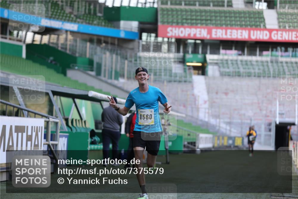 06.10.2024 - 19. swb-Marathon Bremen Yannick Fuchs http://msf.ph/oto/7375579 06.10.2024 10:17:13 Laufen im Stadion 44, 51, 8080, 8211, 8560, 8600 meine-sportfotos.de