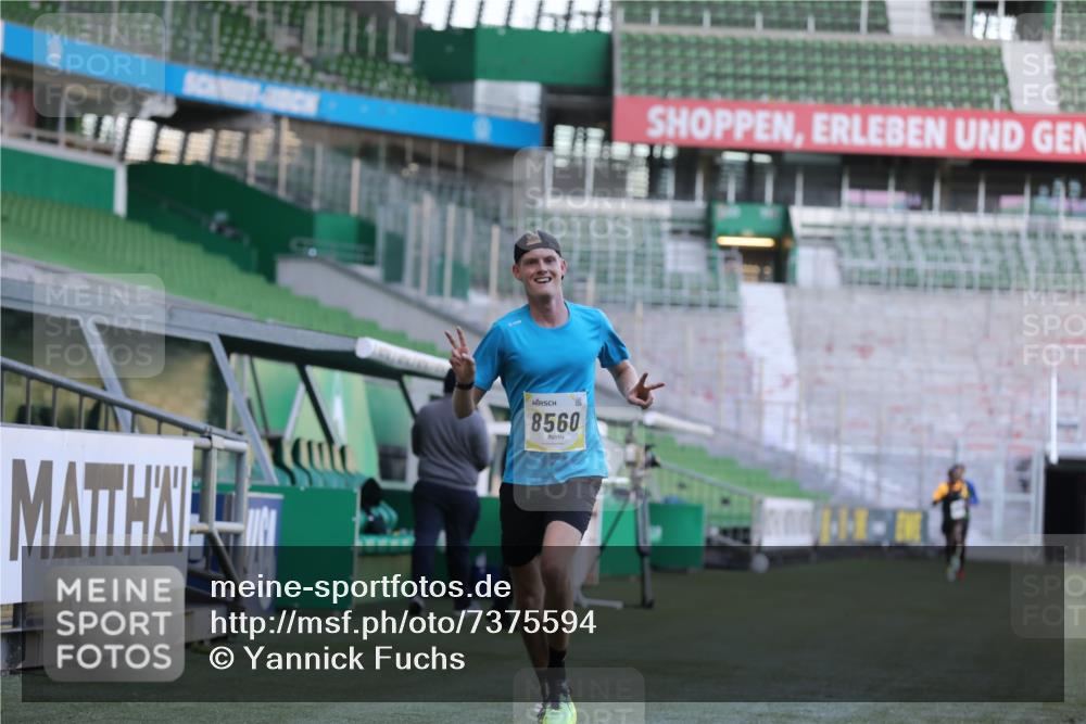 06.10.2024 - 19. swb-Marathon Bremen Yannick Fuchs http://msf.ph/oto/7375594 06.10.2024 10:17:13 Laufen im Stadion 44, 51, 8080, 8211, 8560, 8600 meine-sportfotos.de