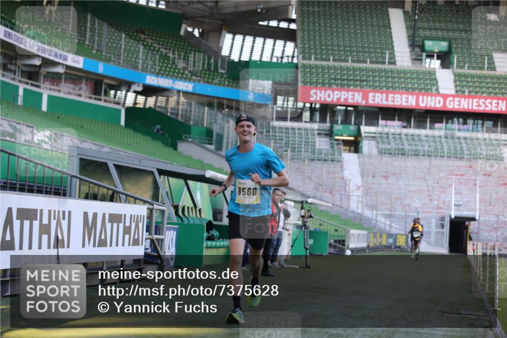 06.10.2024 - 19. swb-Marathon Bremen Yannick Fuchs http://msf.ph/oto/7375628 06.10.2024 10:17:14 Laufen im Stadion 44, 51, 8080, 8211, 8560, 8600 meine-sportfotos.de