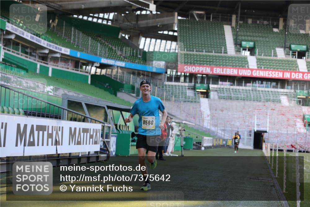 06.10.2024 - 19. swb-Marathon Bremen Yannick Fuchs http://msf.ph/oto/7375642 06.10.2024 10:17:14 Laufen im Stadion 44, 51, 8080, 8211, 8560, 8600 meine-sportfotos.de