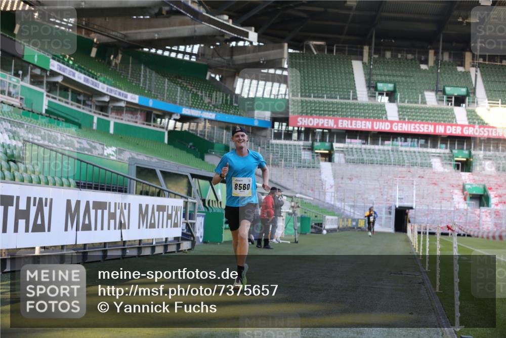 06.10.2024 - 19. swb-Marathon Bremen Yannick Fuchs http://msf.ph/oto/7375657 06.10.2024 10:17:14 Laufen im Stadion 44, 51, 8080, 8211, 8560, 8600 meine-sportfotos.de