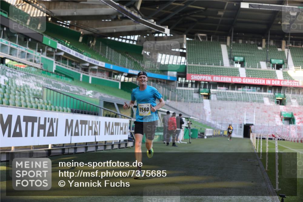 06.10.2024 - 19. swb-Marathon Bremen Yannick Fuchs http://msf.ph/oto/7375685 06.10.2024 10:17:14 Laufen im Stadion 44, 51, 8080, 8211, 8560, 8600 meine-sportfotos.de