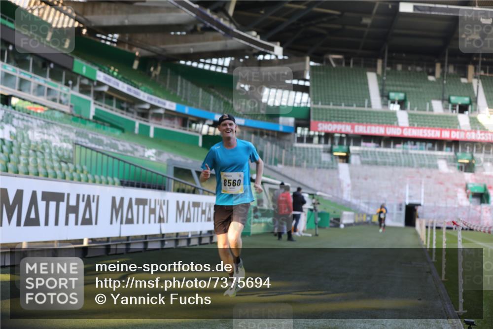 06.10.2024 - 19. swb-Marathon Bremen Yannick Fuchs http://msf.ph/oto/7375694 06.10.2024 10:17:15 Laufen im Stadion 44, 51, 8080, 8211, 8560, 8600 meine-sportfotos.de