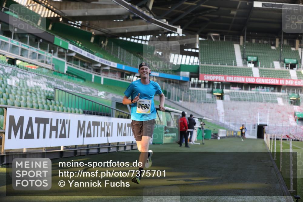 06.10.2024 - 19. swb-Marathon Bremen Yannick Fuchs http://msf.ph/oto/7375701 06.10.2024 10:17:15 Laufen im Stadion 44, 51, 8080, 8211, 8560, 8600 meine-sportfotos.de