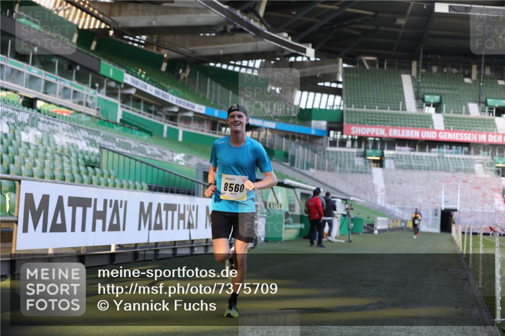06.10.2024 - 19. swb-Marathon Bremen Yannick Fuchs http://msf.ph/oto/7375709 06.10.2024 10:17:15 Laufen im Stadion 44, 51, 8080, 8211, 8560, 8600 meine-sportfotos.de