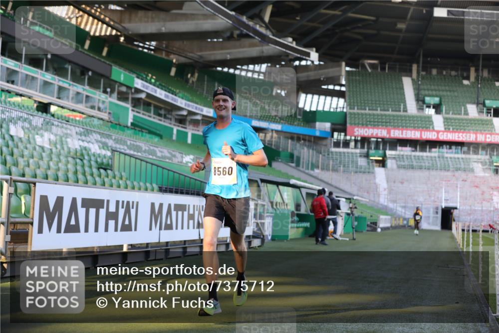 06.10.2024 - 19. swb-Marathon Bremen Yannick Fuchs http://msf.ph/oto/7375712 06.10.2024 10:17:15 Laufen im Stadion 44, 51, 8080, 8211, 8560, 8600 meine-sportfotos.de