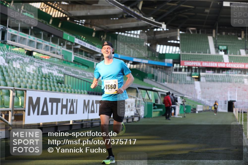 06.10.2024 - 19. swb-Marathon Bremen Yannick Fuchs http://msf.ph/oto/7375717 06.10.2024 10:17:15 Laufen im Stadion 44, 51, 8080, 8211, 8560, 8600 meine-sportfotos.de