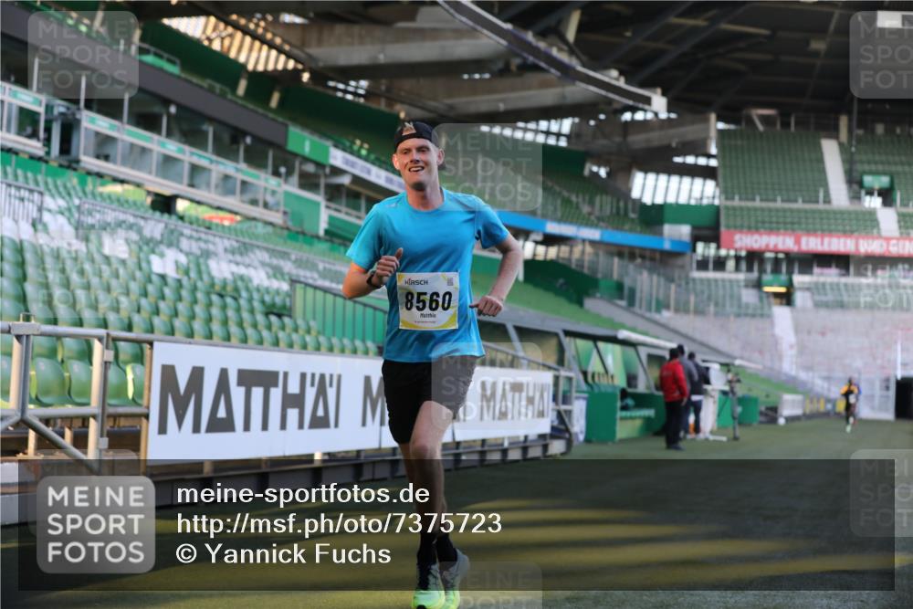 06.10.2024 - 19. swb-Marathon Bremen Yannick Fuchs http://msf.ph/oto/7375723 06.10.2024 10:17:15 Laufen im Stadion 44, 51, 8080, 8211, 8560, 8600 meine-sportfotos.de