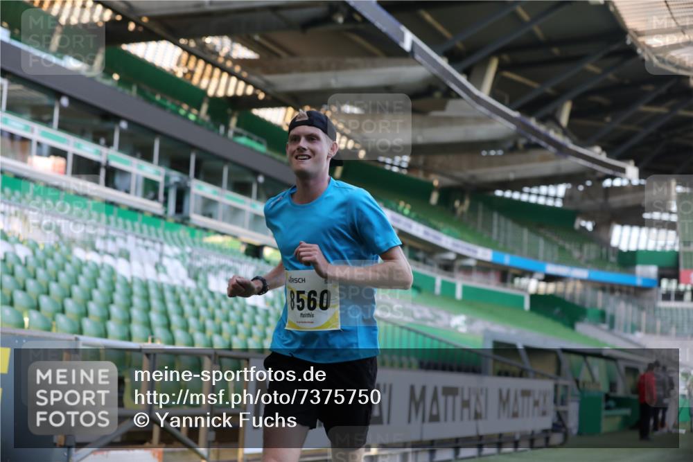 06.10.2024 - 19. swb-Marathon Bremen Yannick Fuchs http://msf.ph/oto/7375750 06.10.2024 10:17:16 Laufen im Stadion 44, 51, 8080, 8211, 8560, 8600 meine-sportfotos.de