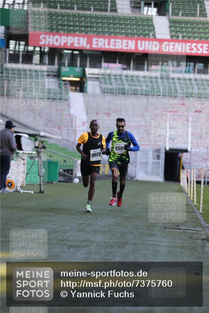 06.10.2024 - 19. swb-Marathon Bremen Yannick Fuchs http://msf.ph/oto/7375760 06.10.2024 10:17:22 Laufen im Stadion 44, 51, 8080, 8211, 8500, 8560, 8600, 9039 meine-sportfotos.de