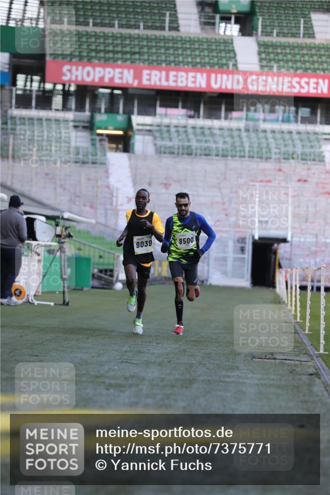 06.10.2024 - 19. swb-Marathon Bremen Yannick Fuchs http://msf.ph/oto/7375771 06.10.2024 10:17:22 Laufen im Stadion 44, 51, 8080, 8211, 8500, 8560, 8600, 9039 meine-sportfotos.de