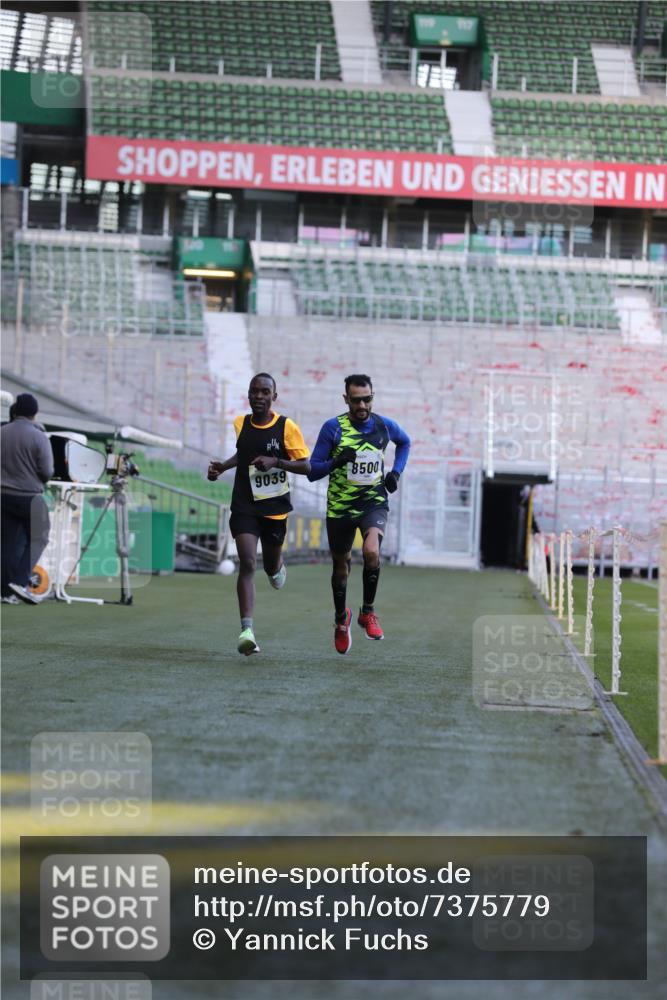 06.10.2024 - 19. swb-Marathon Bremen Yannick Fuchs http://msf.ph/oto/7375779 06.10.2024 10:17:23 Laufen im Stadion 8211, 8500, 8560, 8600, 9039 meine-sportfotos.de