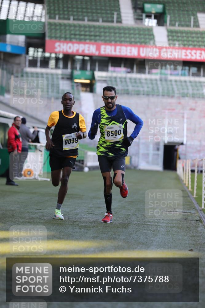06.10.2024 - 19. swb-Marathon Bremen Yannick Fuchs http://msf.ph/oto/7375788 06.10.2024 10:17:24 Laufen im Stadion 8211, 8500, 8560, 9039 meine-sportfotos.de