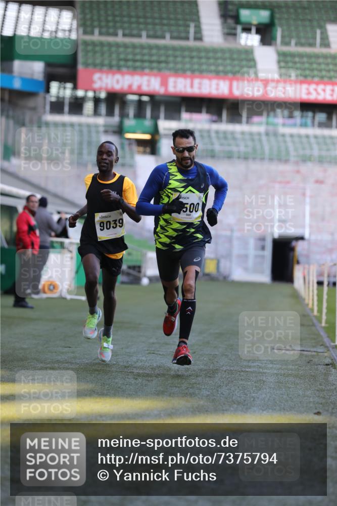 06.10.2024 - 19. swb-Marathon Bremen Yannick Fuchs http://msf.ph/oto/7375794 06.10.2024 10:17:25 Laufen im Stadion 8211, 8500, 8560, 9039 meine-sportfotos.de