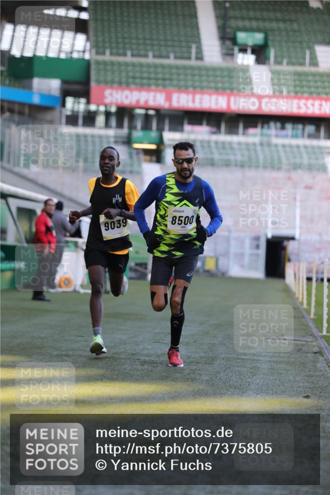 06.10.2024 - 19. swb-Marathon Bremen Yannick Fuchs http://msf.ph/oto/7375805 06.10.2024 10:17:25 Laufen im Stadion 8211, 8500, 8560, 9039 meine-sportfotos.de
