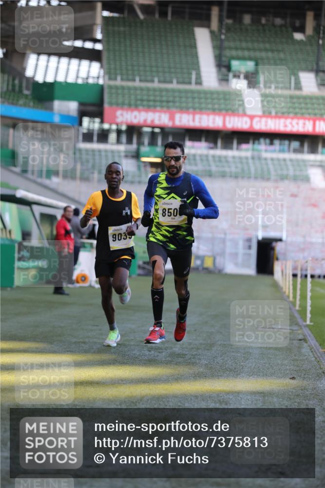 06.10.2024 - 19. swb-Marathon Bremen Yannick Fuchs http://msf.ph/oto/7375813 06.10.2024 10:17:25 Laufen im Stadion 8211, 8500, 8560, 9039 meine-sportfotos.de