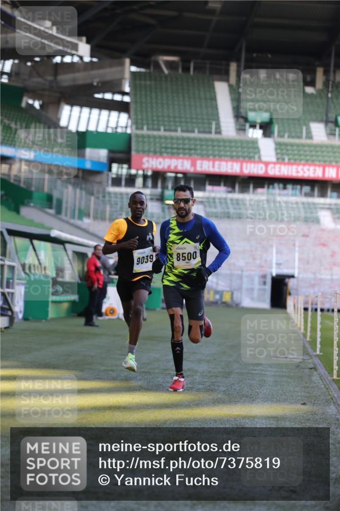 06.10.2024 - 19. swb-Marathon Bremen Yannick Fuchs http://msf.ph/oto/7375819 06.10.2024 10:17:25 Laufen im Stadion 8211, 8500, 8560, 9039 meine-sportfotos.de