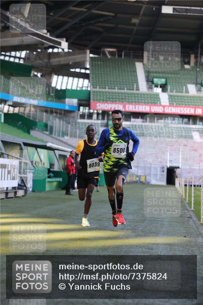 06.10.2024 - 19. swb-Marathon Bremen Yannick Fuchs http://msf.ph/oto/7375824 06.10.2024 10:17:25 Laufen im Stadion 8211, 8500, 8560, 9039 meine-sportfotos.de
