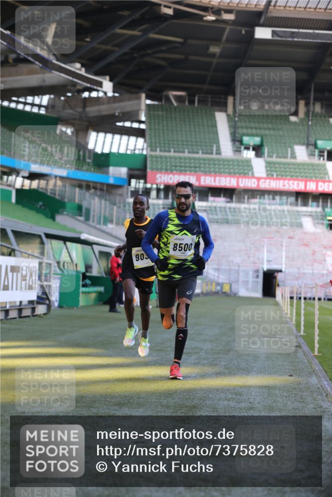 06.10.2024 - 19. swb-Marathon Bremen Yannick Fuchs http://msf.ph/oto/7375828 06.10.2024 10:17:25 Laufen im Stadion 8211, 8500, 8560, 9039 meine-sportfotos.de