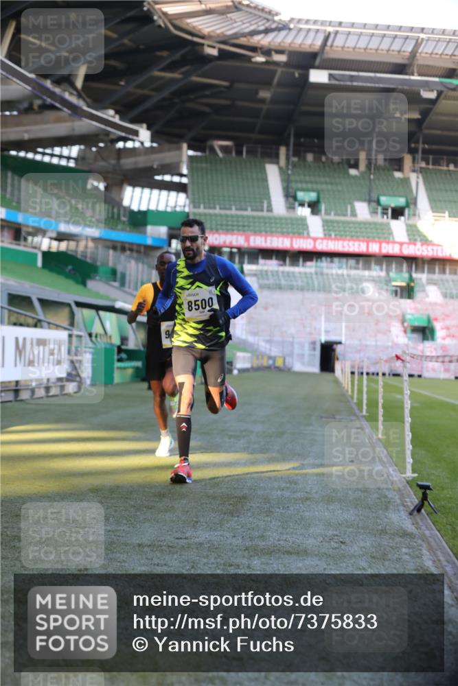 06.10.2024 - 19. swb-Marathon Bremen Yannick Fuchs http://msf.ph/oto/7375833 06.10.2024 10:17:26 Laufen im Stadion 8211, 8500, 8560, 9039 meine-sportfotos.de