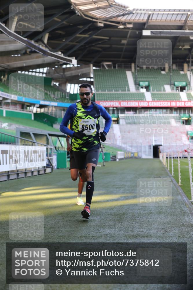 06.10.2024 - 19. swb-Marathon Bremen Yannick Fuchs http://msf.ph/oto/7375842 06.10.2024 10:17:26 Laufen im Stadion 8211, 8500, 8560, 9039 meine-sportfotos.de